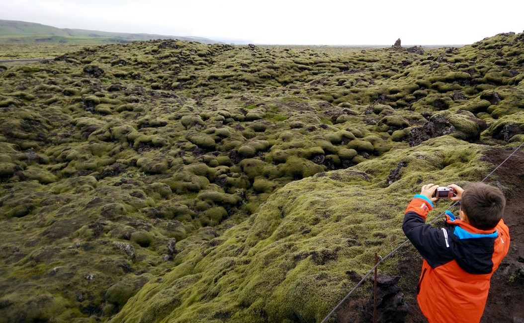 David fotografiando campo de lava
