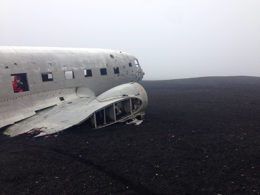 Fuselaje en desierto piedras 2